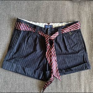American Eagle size 8 pinstripe short